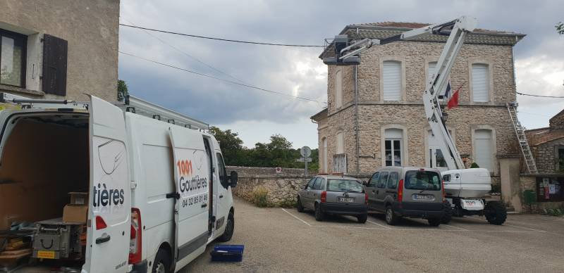 pose de gouttières en zinc avec une nacelle